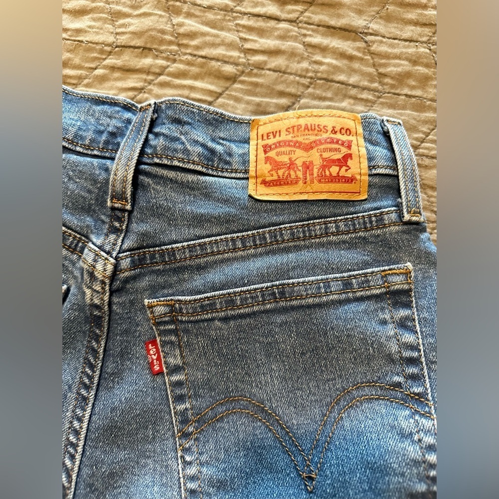 LEVI’S WEDGIE STRAIGHT FIT WOMEN'S JEANS. BUTTON FLY